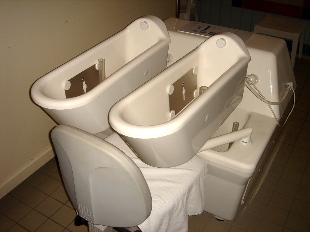 Минеральные ванночки для рук в бальнеоцентре термального курорта Хевиз