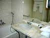 Ванная комната двухместного номера с раздельными кроватями отеля Gellert 4**** в Будапеште