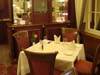 Витрина с исторической стеклянной посудой в ресторане “Кронпринц Рудольф” отеля Stefanie 4**** в Вене