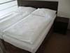 Верхняя спальня двухуровневых апартаментов отеля Grandhotel**** на курорте Ясна в Низких Татрах