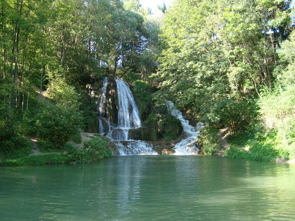 Природные водопады на термальном курорте Лучки
