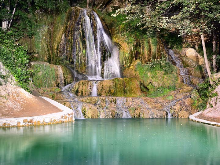 Природный водопад на курорте Лучки