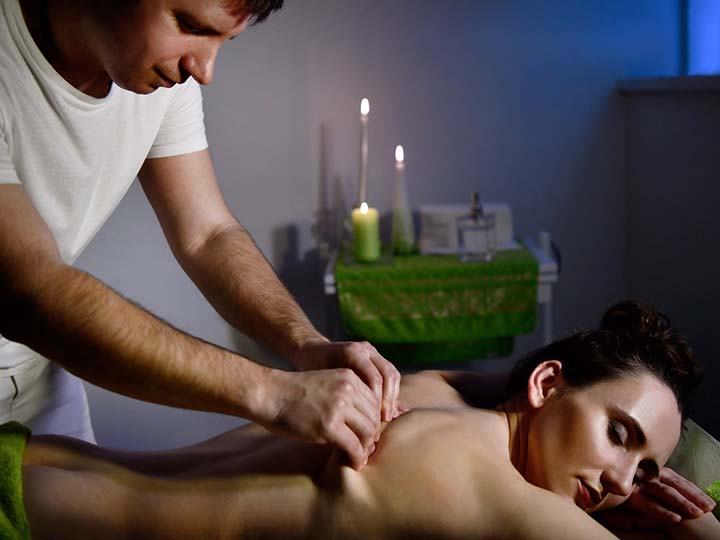 Классический массаж при свечах в лечебном отделении отеля PARKHOTEL**** na Baracke в Тренчанске Теплице