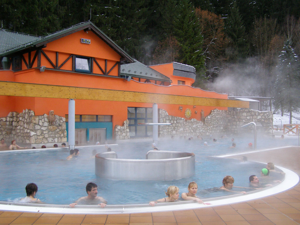 Открытый бассейн велнес-центра термального курорта Лучки